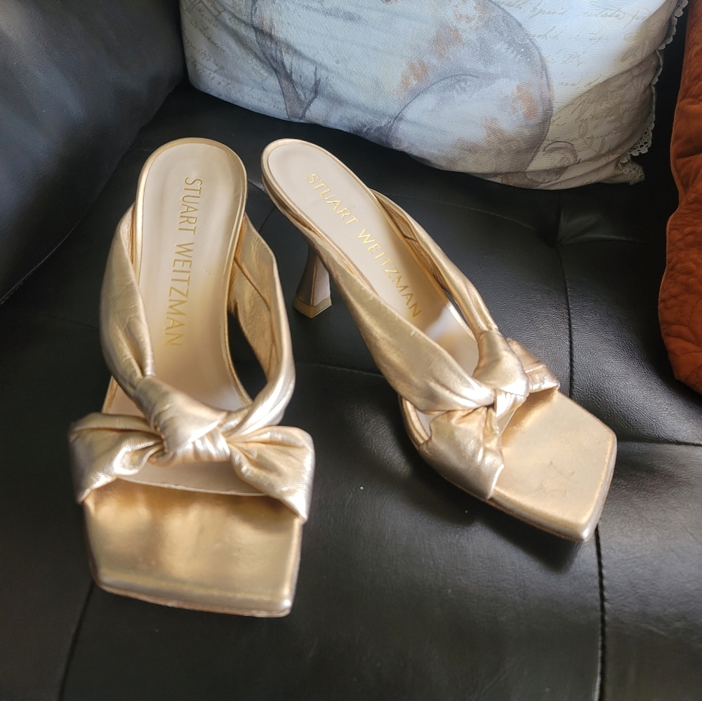 Stuart Weitzman Stylish Gold Heeled Sandals - Picture 4 of 10